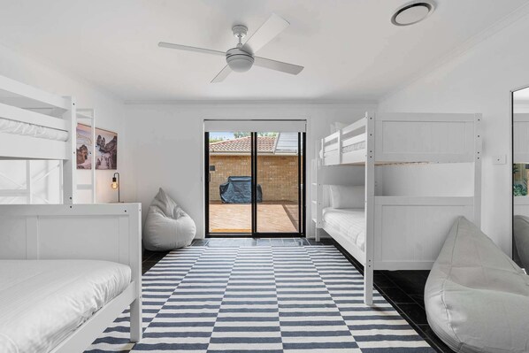 4 bedrooms, iron/ironing board, WiFi, bed sheets