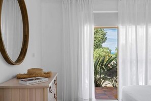 4 bedrooms, iron/ironing board, WiFi, bed sheets - Collingwood - 4BR modern beachfront holiday home (Vincentia)