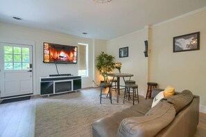 Smart-TV, Kamin, Videospiele, Stereoanlage