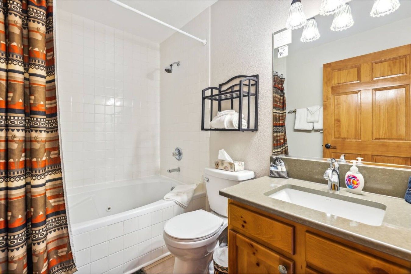 Une salle de bain avec une baignoire, des toilettes et un lavabo.