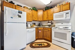 Private kitchen - Fall River Hideaway • Peaceful • Near RMNP (Estes Park)