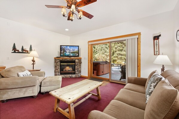 Televisor intel·ligent, llar de foc, reproductor de DVD i videoteca