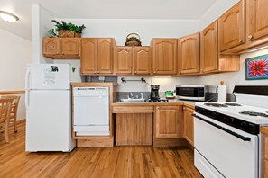 Fridge, microwave, oven, stovetop - Bugle Pointe A05 (Private Hot tub) River Views! (Estes Park)