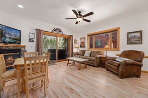 TV connectée, cheminée, lecteur de DVD, vidéothèque