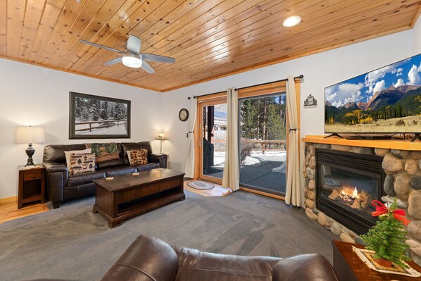 Smart TV, fireplace, DVD player, video library - Bugle Pointe B04 River View! (Estes Park)