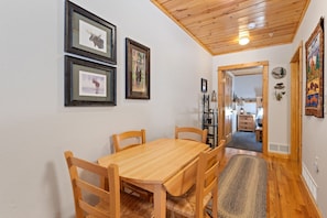 Dining - Fall River Hideaway • Fireplace • Close to RMNP (Estes Park)