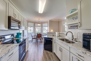 Kjøleskap, mikrobølgeovn, kokeplater og oppvaskmaskin