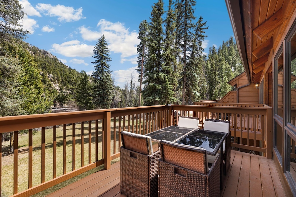 Riverfront Fall River Retreat • Fireplace • Close to RMNP