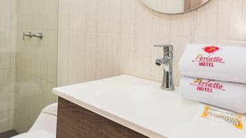 Douche, serviettes fournies, savon, papier toilette