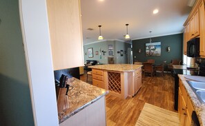 Mikrobølgeovn, ovn, kokeplater og oppvaskmaskin