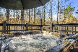 Outdoor spa tub - Location! Theater~Firepits~Games~Hottub~5Br 5Ba (Gatlinburg)