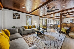 Smart TV, fireplace, video games, table football - Location! Theater~Firepits~Games~Hottub~5Br 5Ba (Gatlinburg)