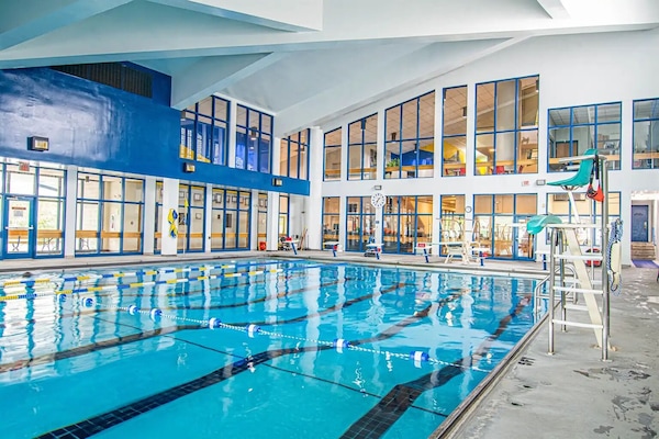 Una piscina techada, una piscina climatizada