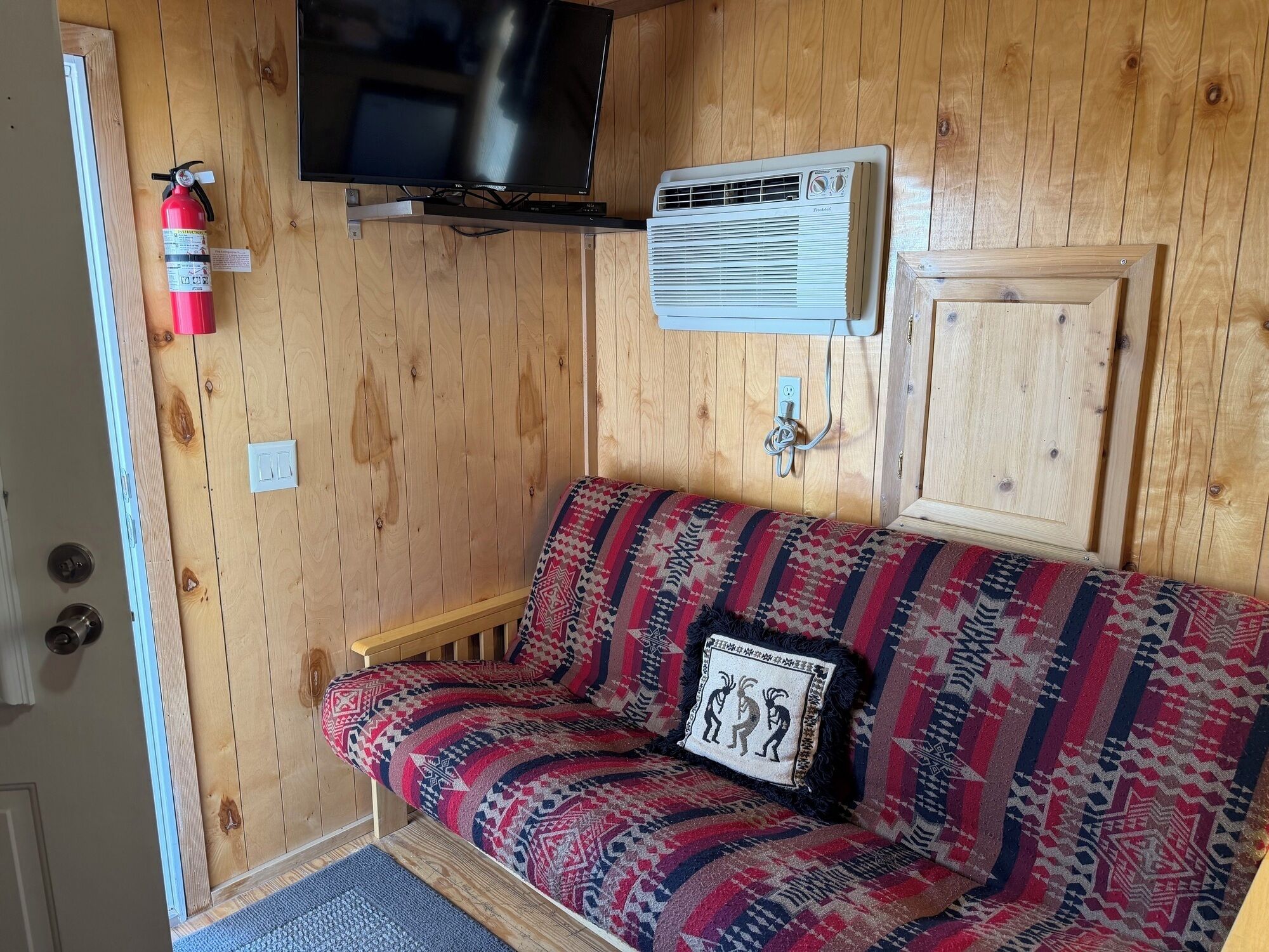 Tv, dvd-afspiller, videobibliotek