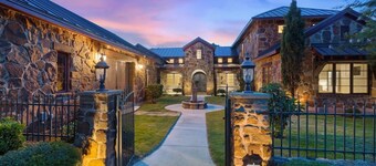 Luxe Tuscan Villa on 1 Acre with Pool & Pickleball, Sleeps 18, 9 mins to DT