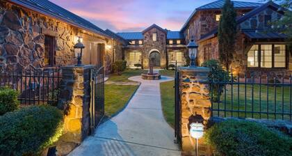 Luxe Tuscan Villa on 1 Acre with Pool & Pickleball, Sleeps 18, 9 mins to DT