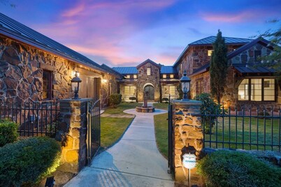 Luxe Tuscan Villa on 1 Acre with Pool & Pickleball, Sleeps 18, 9 mins to DT