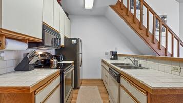 Refrigerador, microondas, horno y lavavajillas