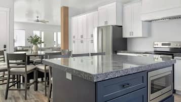 Kylskåp, mikrovågsugn, ugn och spishäll