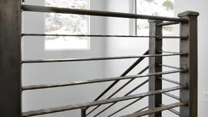 Barandilla de metal con barras horizontales.