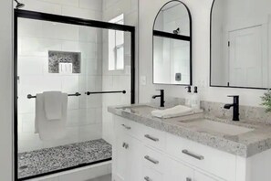 Shower, hair dryer, towels, soap - 3Bd 2.5Bth, Hot Tub, Wheelchair Accessible and Mountain View’s (Kamas)