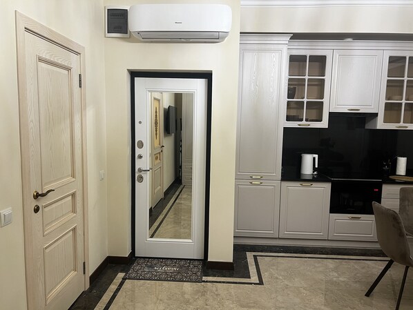 Royal Apartment | Living area | 50-inch Smart TV with premium TV channels, Netflix, streaming services - Royale Estates (Yerevan)