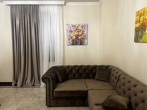 Apartament reial | Sala d'estar | Televisor intel·ligent de 50 polzades amb canals prèmium i Netflix