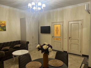 Royal Apartment | Living area | 50-inch Smart TV with premium TV channels, Netflix, streaming services - Royale Estates (Yerevan)