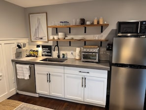 Microwave, oven, dishwasher, coffee/tea maker - Cottage in Wagener Terrace; walk to Lowndes Grove (Charleston)