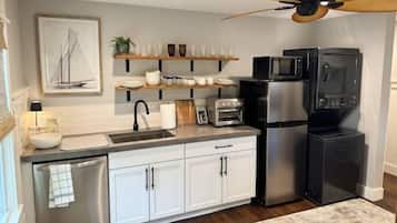 Microwave, oven, dishwasher, coffee/tea maker