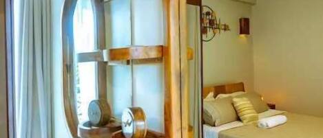 1 bedroom, desk, WiFi