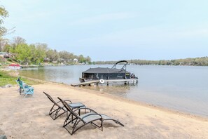 Sulla spiaggia, lettini da mare