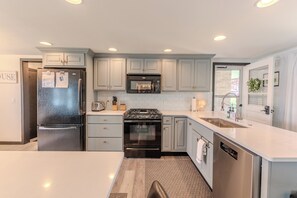 Coffee/tea maker, fridge, microwave, oven