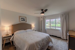 5 Schlafzimmer, Zimmersafe, Schreibtisch, Bügeleisen/Bügelbrett