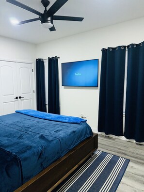 3 quartos, escrivaninha, ferros/tábuas de passar roupa