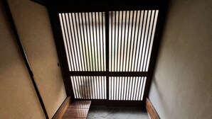 A traditional Japanese room with tatami flooring, shoji screens, and a wooden floor. - Entire old house rental, complete rental, private sauna (Saga)