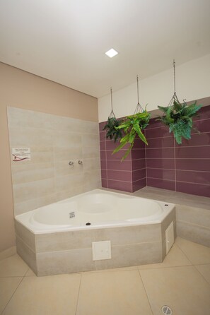 Toallas, jabón, papel de baño