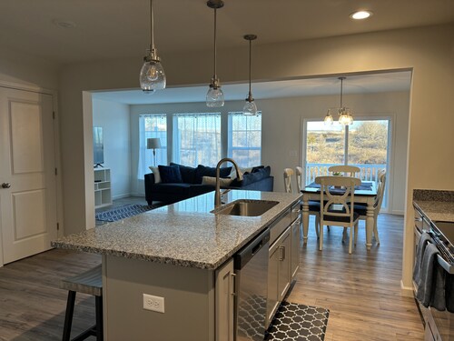 PENN STATE HOUSE-New construction, 3-BR townhome, 4 miles from Beaver Stadium.