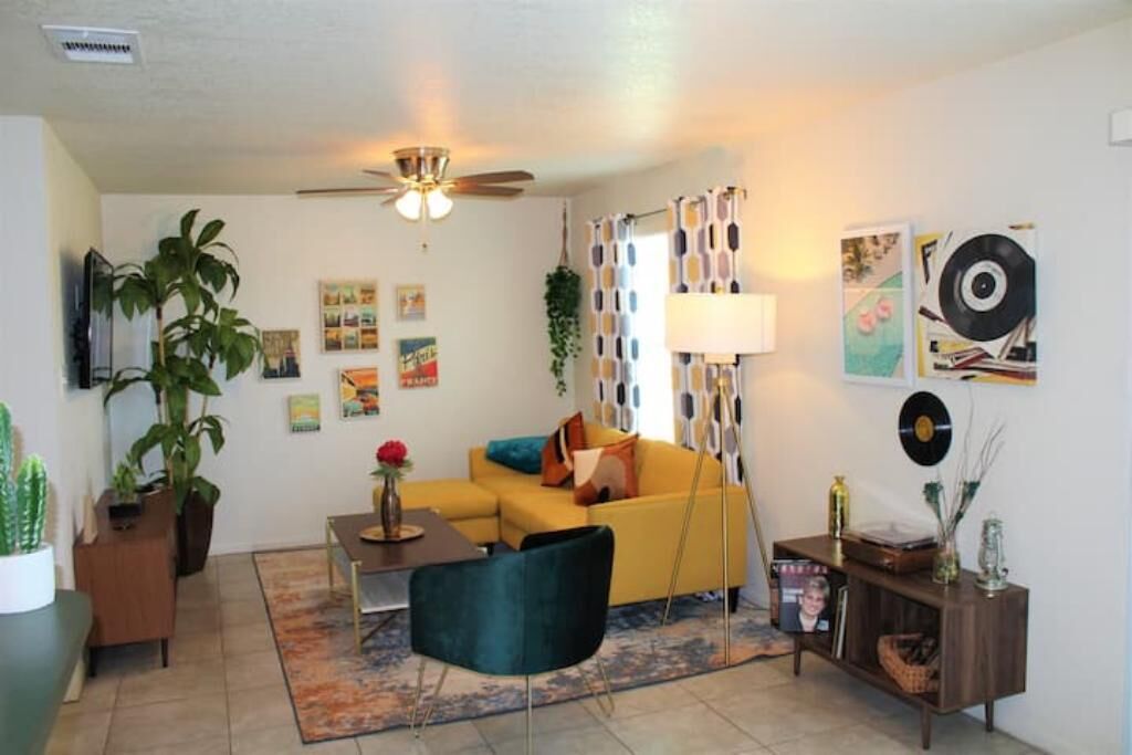 Centrally located townhouse with 2 Rooms 1.5 Bath 3 Smart TVs.