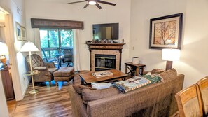 Smart TV, fireplace - Lakeview Luxury~Pointe Royale Resort~Pools~HotTub (Branson)