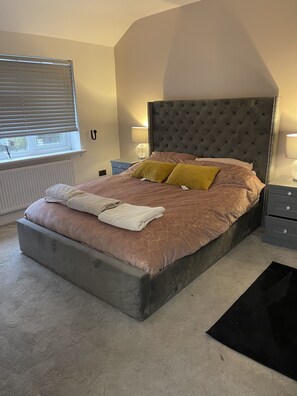 3 habitaciones, tabla de planchar con plancha, wifi y ropa de cama 