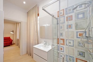 Bruser, hårtørrer, bidet, håndklæder