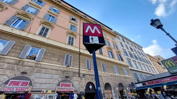A building with multiple store fronts including a supermarket and a McDonald's. - 4BNB - Ottaviano Vatican Flat - Red (Rome)