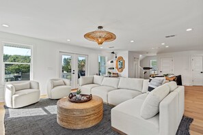 Smart TV, ping pong - The Twin Palms at Vilano Beach,  Private Pool - Steps From Beach - Minutes from everything (Vilano Beach)