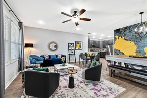 Een smart-tv en boeken