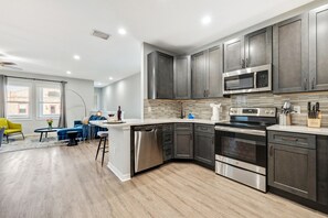 Een koelkast, een magnetron, een oven, een kookplaat