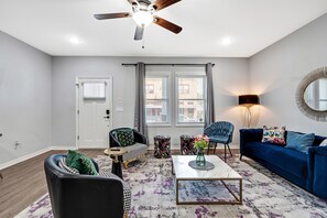 Een smart-tv en boeken