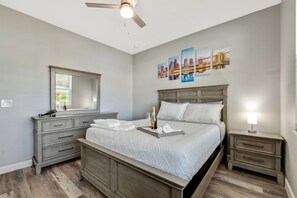 3 bedrooms, iron/ironing board, travel crib, free WiFi - Chic Retreat-Stunning Design Cozy Fire Pit Escape! (Tampa)