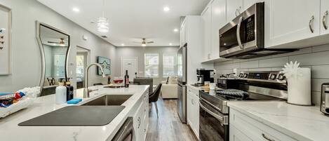 Refrigerador, microondas, horno y parrilla de estufa