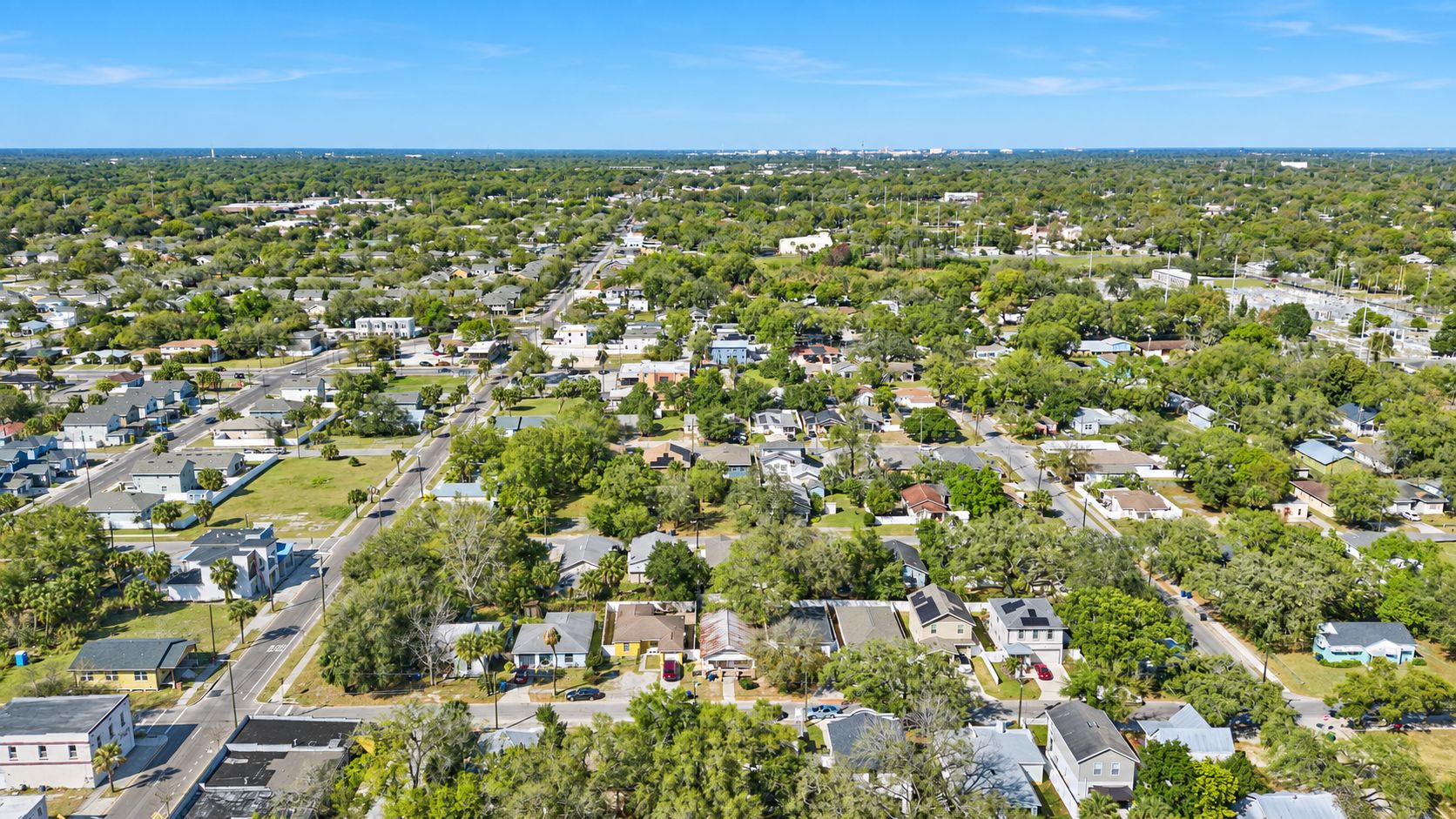 Un barrio residencial con casas, calles y áreas verdes.